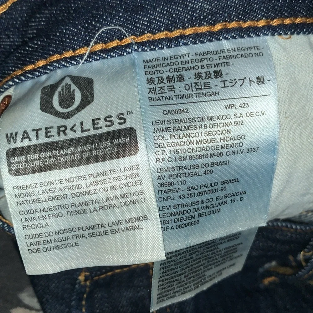 EUC Levi's 501 dark wash jeans.  Buttonfly. 40 x 34